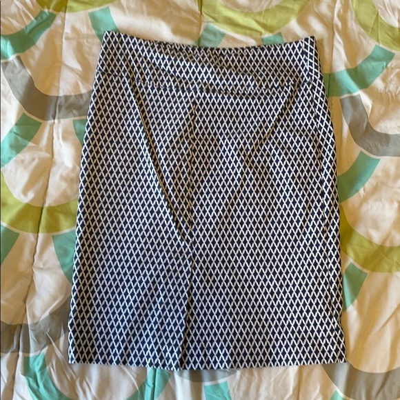 Blue and white pattern pencil skirt with back slit - Picture 3 of 3